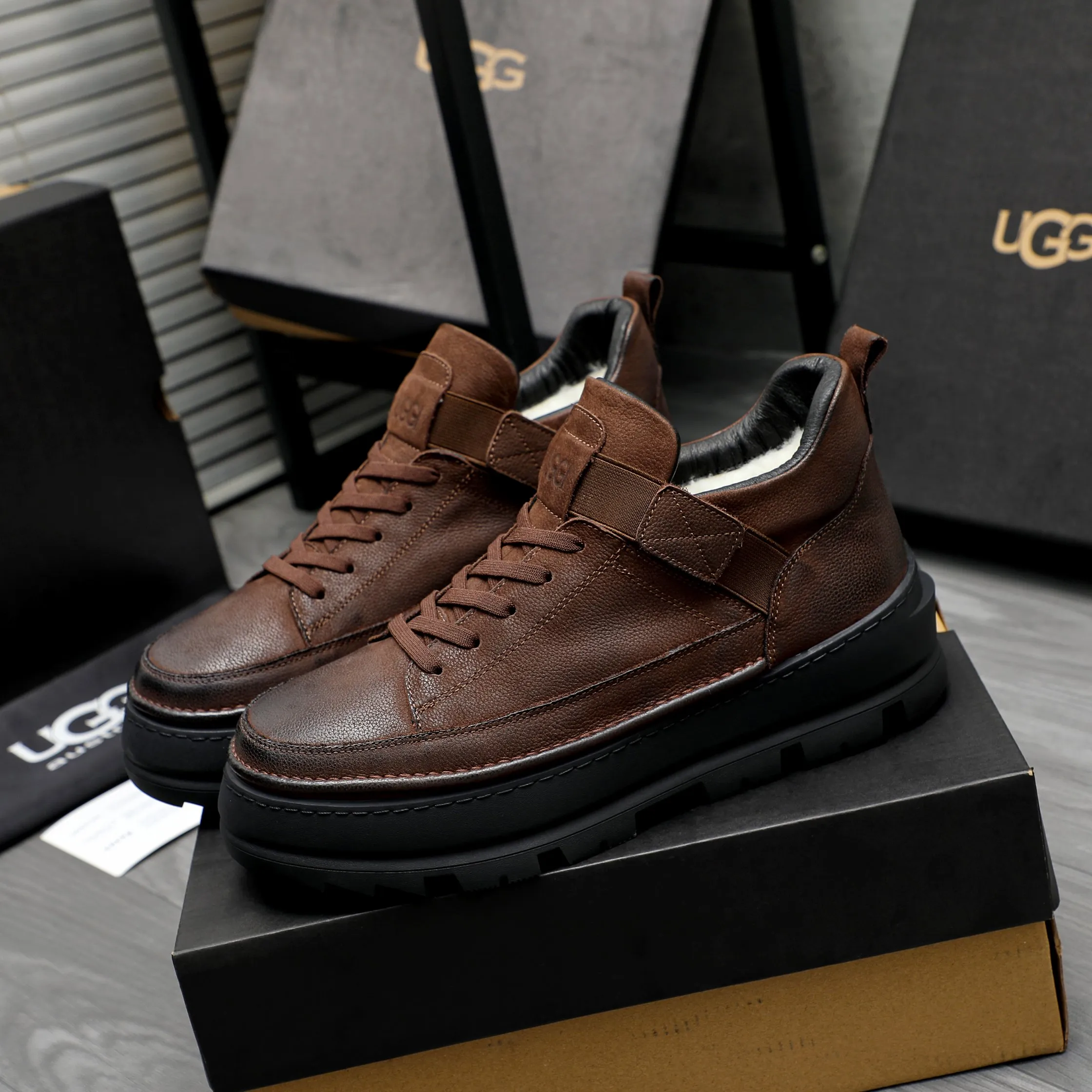 P620 Product trademark: "UGG" Gaobang men's shoes Regular size: 39-44 Product materials: Selected first-layer cowhide upper, wool lining, original outsole